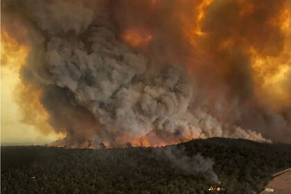 En Bairnsdale, las llamas se acercan a la costa