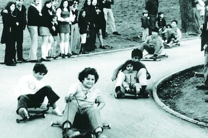Parque Lezama, un domingo de septiembre de 1972 con chicos en
carrito con rulemanes