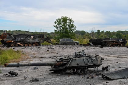 En Balakliya, región de Kharkiv, un vehículo blindado BTR-80 ruso destruido. (Photo by Juan BARRETO / AFP)