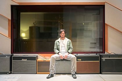 En Bálsamo, Emanuel se anima a los sonidos indie folk y rock