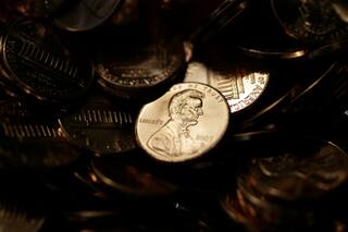 En bancos y comercios escasean monedas de 1 centavo, pues Casa de Moneda de EEUU dejó de acuñarlas