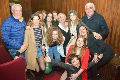 En banda. La familia de Sofi Morandi viajó desde Neuquén a verla actuar en la función a beneficio de la obra que se realizó para FuPeA