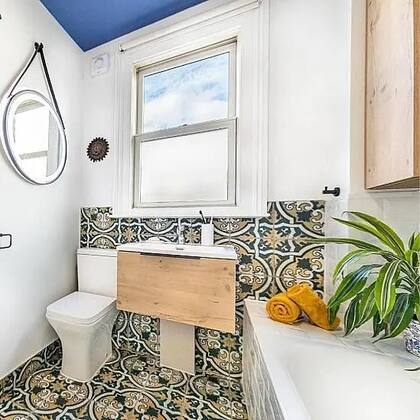 En baños pequeños, García aconseja pintar el techo de otro color