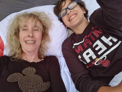 En Barcelona, le resultó imposible pegar un ojo esa noche en aquella pequeña habitación de hostel que había podido costear para ella y su hijo y donde había que saltar las doce valijas para poder hacerse lugar entre los bultos