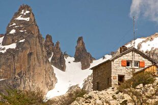 En Bariloche, la caminata hasta el refugio Emilio Frey del Cerro Catedral es una buena manera de iniciarse en esta apasionante actividad
