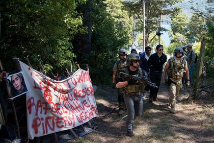 En Bariloche, la comitiva encabezada por el juez federal subrogante Gustavo Villanueva arribó al predio que ocupó la comunidad mapuche. 7/12/17