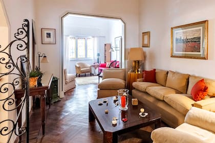 En Barrio Parque se encuentra en venta el único PH de la zona con jardín propio.