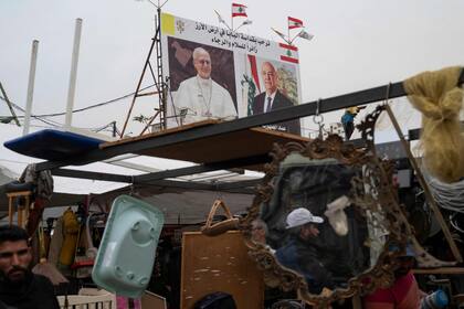 En Beirut, antes de la visita del Papa León XIV, Hezbolá pidió al pontífice que condene la agresión israelí contra el Líbano, mientras la ciudad exhibía carteles con su imagen junto al presidente Joseph Aoun