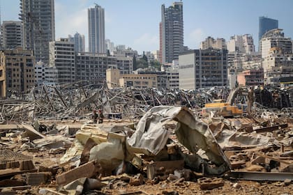 En Beirut remueven los escombros que dejó la devastadora explosión