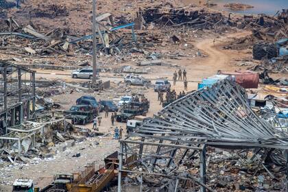 En Beirut remueven los escombros que dejó la devastadora explosión
