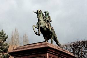 En Bélgica, réplica del monumento ecuestre erigido en Buenos Aires, la estatua es obra del escultor francés Louis-Joseph Daumas: el Padre de la Patria recaló en Bruselas a fines de 1824