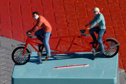 En Bélgica, un modelo a escala muestra la distancia segura entre ciclistas en plena pandemia de coronavirus