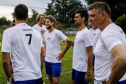 En Belgrado y sin distanciamiento social: Djokovic y los tenistas que participaron del Adria Tour, jugaron al fútbol.