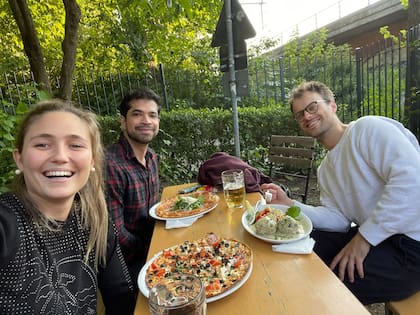 En Berlín, junto a los fundadores de la startup, en un bar en Charlottenburg, Berlín. La foto fue tomada el primer día y celebraban su ingreso como primera empleada de la empresa.