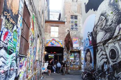 En Berlín, Sofía encontró una ciudad multicultural, con habitantes locales directos y transparentes. (Entrada del Centro Ana Frank, en Mitte).