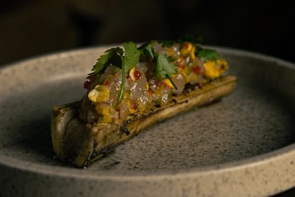 En Bestia, del Bajo San Isidro, lo ofrecen hace tiempo y es un hit: con tartar de langostinos, criolla, lima, tabasco y maíz frito.