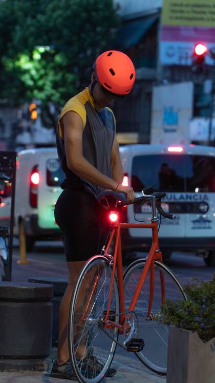En Bici Urbana tienen todo tipo de accesorios para no pasar desapercibidos al pedalear de noche
