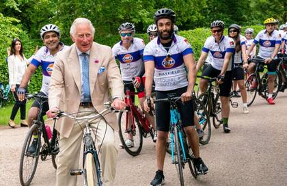 En bicicleta con miembros del British Asian Trust en junio de 2021