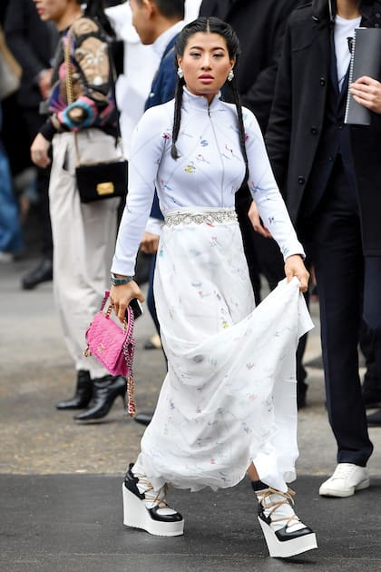En blanco total y con zapatillas de líneas futuristas para asistir al desfile de Chanel en el Fashion Washion de París, en 2019. 