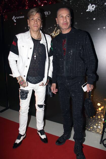 En blanco y negro, el diseñador Roberto Piazza y Walter Vázquez no quisieron perderse el gran show que rinde homenaje a la figura de Sandro