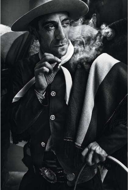 En blanco y negro, el gaucho argentino fotografiado por Testino. Se espera que la muestra –que fue producida y organizada por Arthemisia– llegue también a la Argentina.