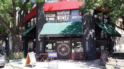 En Bodegón Núñez sus seis dueños se turnan para asesorar a los clientes