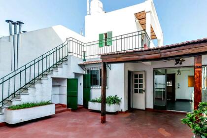 En Boedo, un bario que concentra oferta de PHs, se encuentra a la venta una unidad con terraza, balcón y patio.