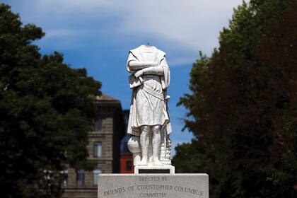En Boston, la estatua decapitada de Cristóbal Colón, una de las figuras apuntadas en las protestas