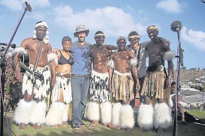 En Botswana, Africa, la antropóloga Teresa Usandivaras y el abogado Carlos Valiente Noailles se han esforzado por comprender y registrar la riqueza de la cultura local.