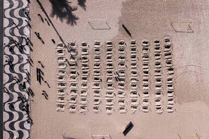 Las tumbas están alineadas sobre la arena en diez filas frente al emblemático hotel Copacabana Palace de la "Ciudad Maravillosa"