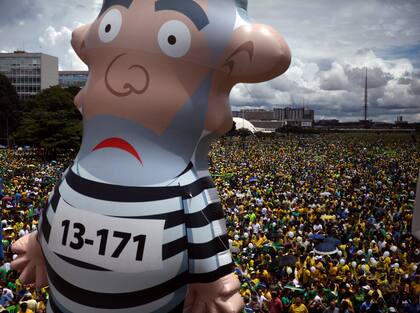 En Brasilia había enormes muñecos que imitaban a Lula