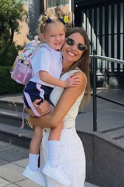 En brazos
de Pampita,
Ana llegó al
colegio con
una pequeña
mochila de
Hello Kitty.