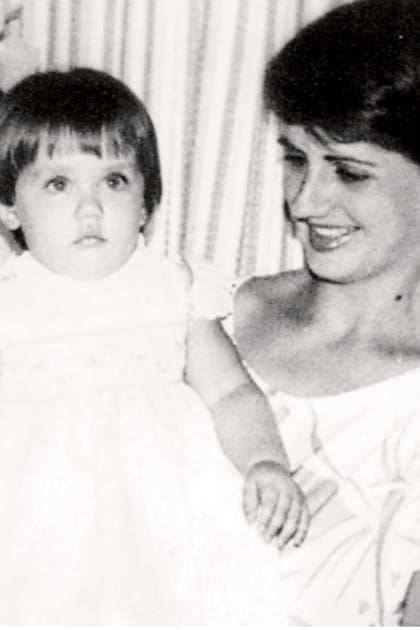 En brazos de su mamá, Ana Caso, en Cuba, en 1989.