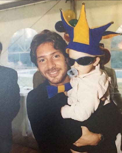 En brazos de su padre, Adrián Suar