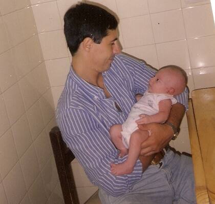 En brazos de su papá Gustavo.