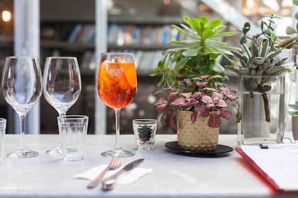En breve, sumarán una barra para agitar el atardecer con algo de coctelería.