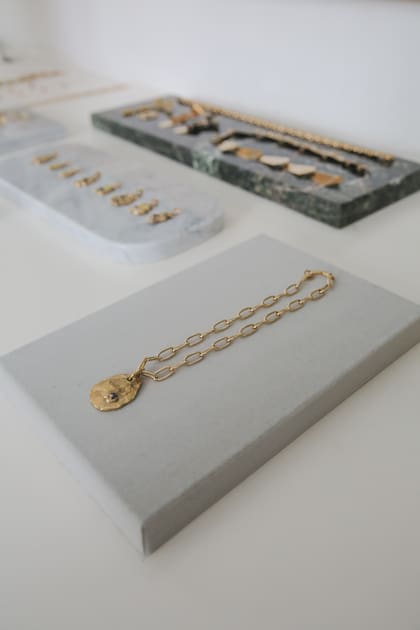 En bronce y enchapados en oro el catálogo de Bernardia Things incluye aros, collares, puseras, anillos y colgantes