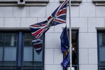 En Bruselas, arriaron la bandera de la UE de la representación diplomática británica