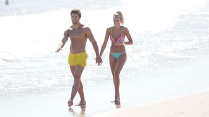 ¡En buena compañía! Melina Lezcano y un paseo romántico por la playa, en Punta del Este