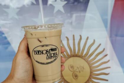 En Buenos Aires Bakery & Café se consiguen yerba y dulce de leche