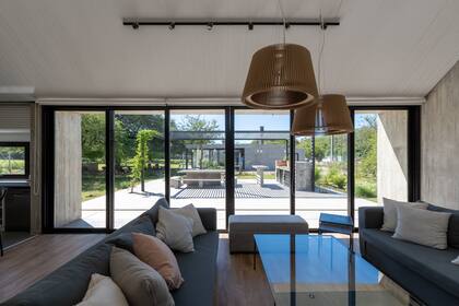 En busca de luz natural, la casa tiene ventanales de piso a techo hacia el este y rajas elevadas en el oeste, que también permiten una ventilación cruzada.