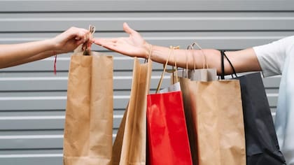 En búsqueda del placer que otorga la dopamina, las personas con este trastorno presentan problemas financieros serios debido a las compras compulsivas