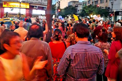 En Caballito hubo una importante concentración de personas contra los aumentos de tarifas