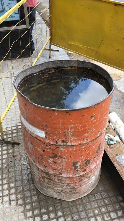 En Caballito, sobre la avenida Rivadavia, un recipiente de una obra pública con agua de lluvia acumulada