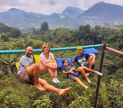 En cada destino aprovechan para conocer y hacer actividades que los vinculen con la naturaleza y el lugar, como acá, en Colombia.