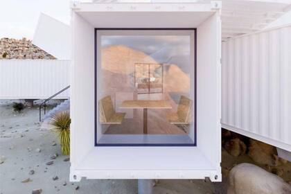 En cada extremo de los contenedores hay un ambiente diferente, con un ventanal que da al desierto de Joshua Tree