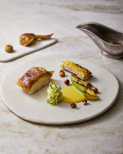 En cada menú, la chef Darroze procura que el comensal viva una experiencia íntima, casi confesional, donde los sabores narran historias personales y colectivas