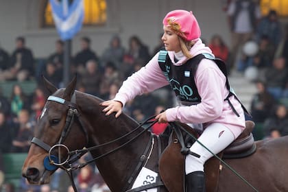En cada pasada, se la vio
pendiente de los caballos, a los que
acariciaba con mucha ternura.