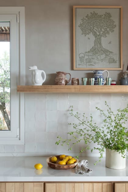 En cada pieza seleccionada para el interiorismo (realizado también por el estudio) los arquitectos buscaron reflejar la dueña de casa, la madre de Inés, amante de la decoración.