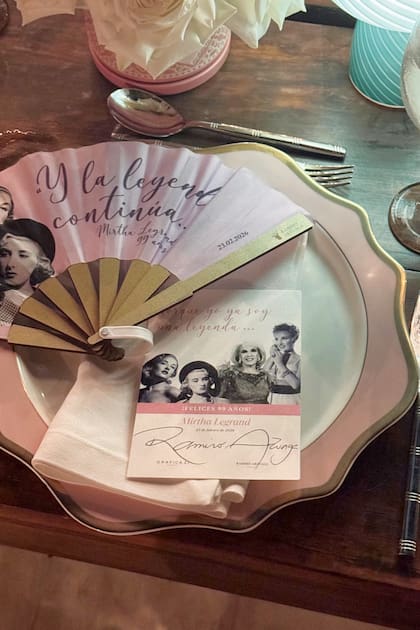 En cada puesto Arzuaga sumó abanicos que llevaban impresa una de las frases emblemáticas de Chiquita: “Yo ya soy una leyenda, y la leyenda continúa”